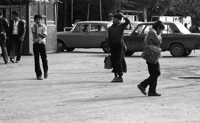 Дети, показывающие неприличные жесты. СССР, Узбекистан, Самарканд, 1984 год. Дети, показывающие неприличные жесты. СССР, Узбекистан, Самарканд, 1984 год.