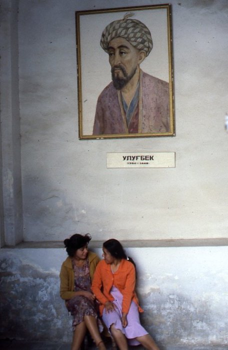 Две девочки, сидящие под портретом Улугбека. СССР, Узбекистан, Самарканд, 1984 год. Две девочки, сидящие под портретом Улугбека. СССР, Узбекистан, Самарканд, 1984 год.