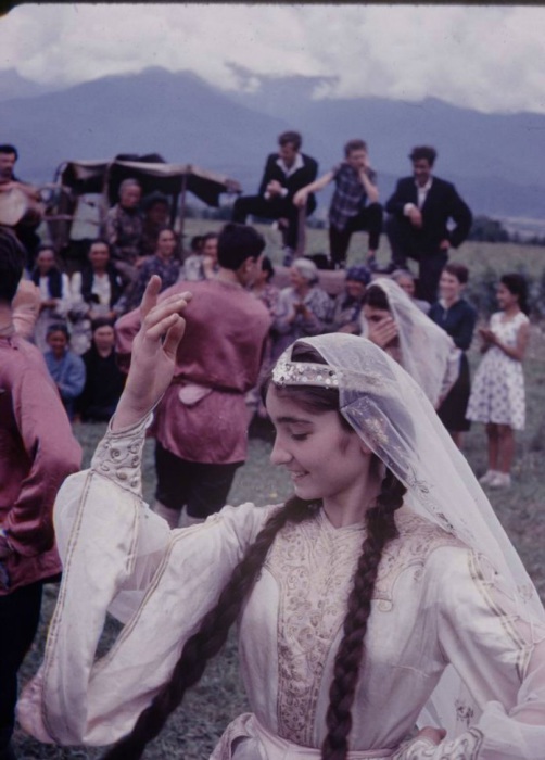 Народные танцы под открытым небом. Народные танцы под открытым небом.