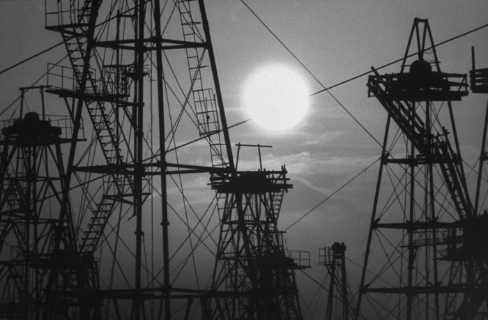Буровые вышки нефтяных месторождений в Азербайджане. Буровые вышки нефтяных месторождений в Азербайджане.