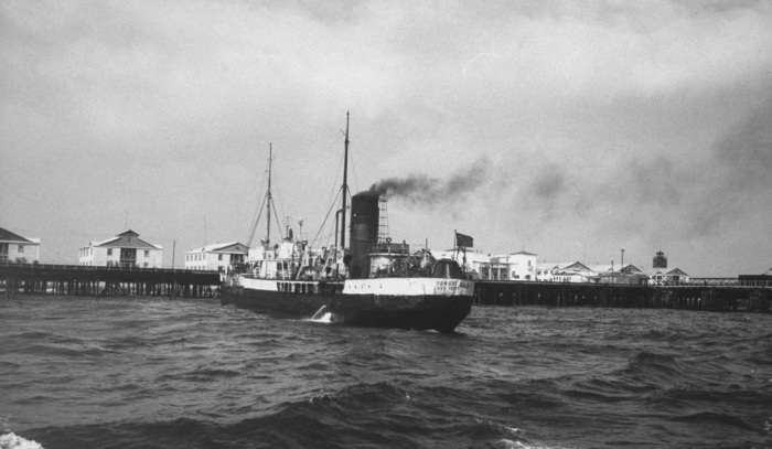 Корабль возле месторождений по добыче нефти в центре Каспийского моря. Корабль возле месторождений по добыче нефти в центре Каспийского моря.