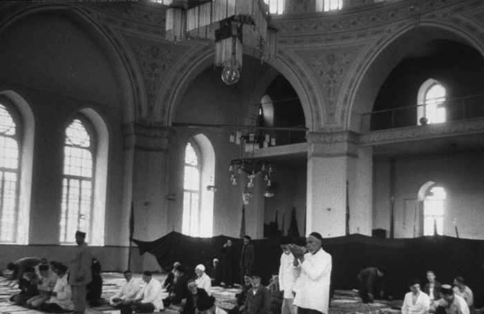 Мусульманская мечеть в Баку во время богослужения в пятницу днем. Мусульманская мечеть в Баку во время богослужения в пятницу днем.