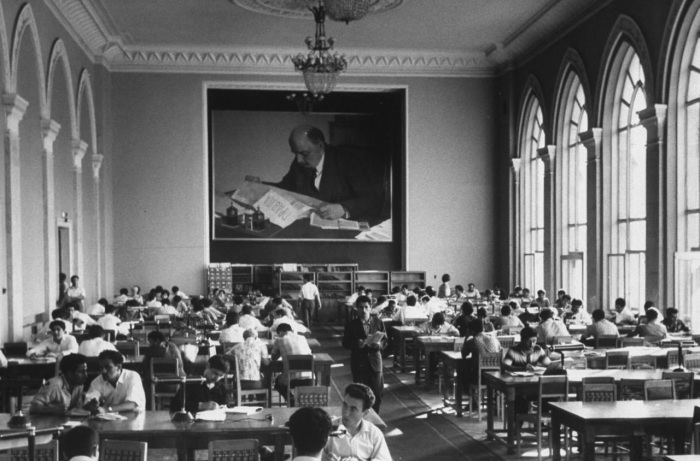 Читальный зал в главной библиотеке Баку. Читальный зал в главной библиотеке Баку.