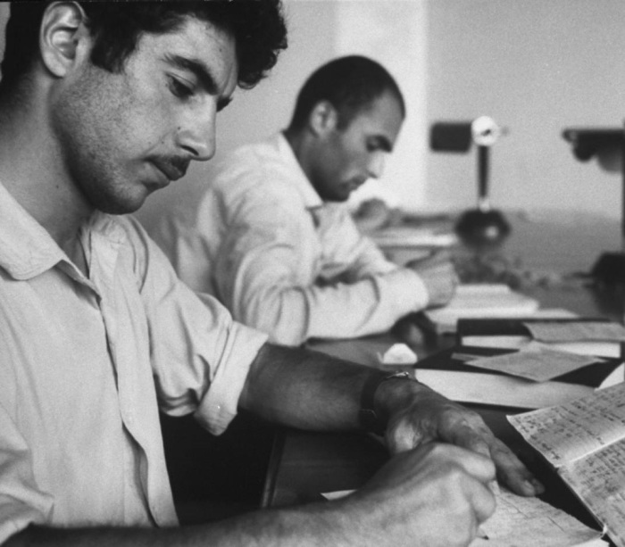 Студенты университета в главной библиотеке Баку. Студенты университета в главной библиотеке Баку.