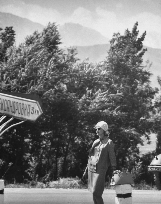 Стильно одетая молодая женщина в ожидании автобуса. Стильно одетая молодая женщина в ожидании автобуса.