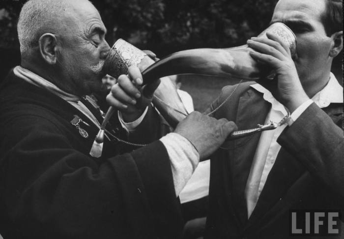 Ритуальное распитие вина из рогов на вечеринке во время посещения винодельческой фермы. СССР, Грузия, 1963 год. Ритуальное распитие вина из рогов на вечеринке во время посещения винодельческой фермы. СССР, Грузия, 1963 год.