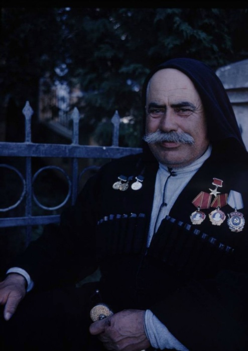 Старик колхозник у себя дома. Старик колхозник у себя дома.