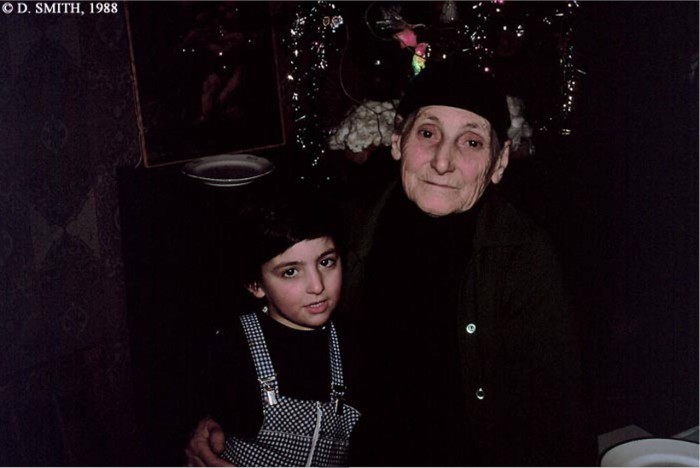Бабушка с внуком перед празднованием Нового года. СССР, Грузия, Тбилиси, 1988 год.
