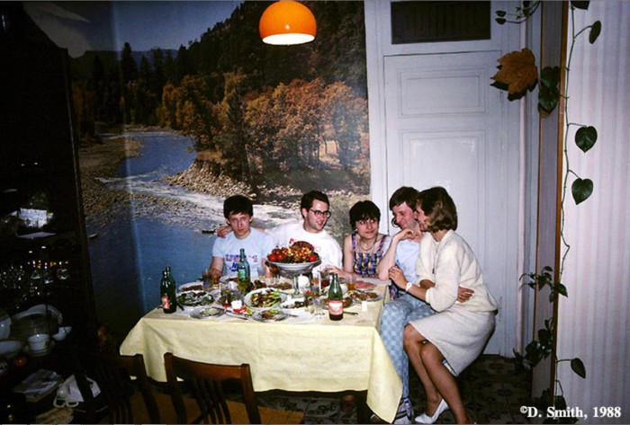 Туристы, обедающие на съемной квартире. СССР, Грузия, Тбилиси, 1988 год.
