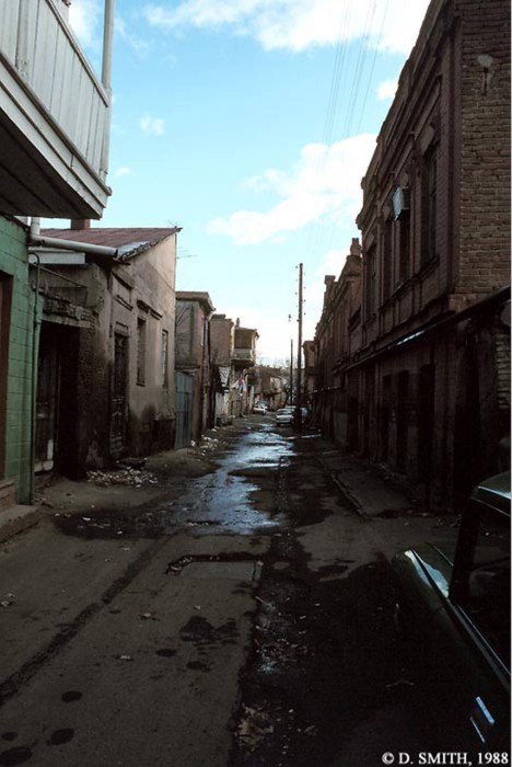 Старая и грязная улица в городе. СССР, Грузия, Тбилиси, 1988 год.
