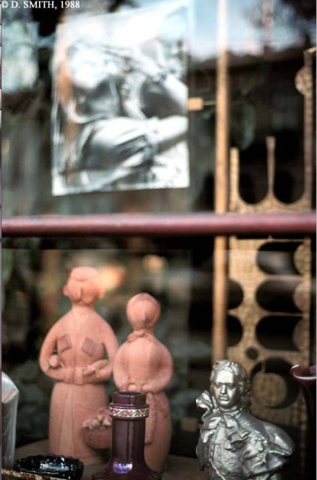 Бюст Петра Великого и глиняные фигурки грузин на витрине. СССР, Грузия, Тбилиси, 1988 год.