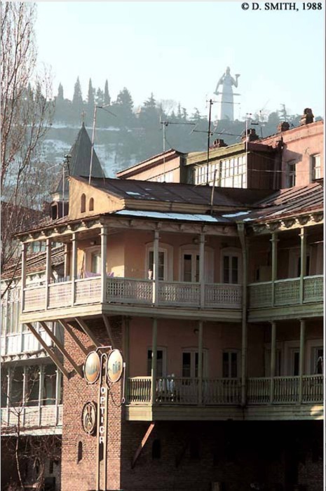 Типичный грузинский дом с резными деревянными балконами. СССР, Грузия, Тбилиси, 1988 год.