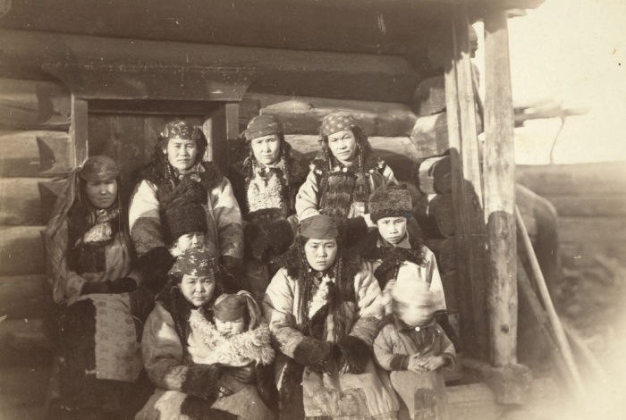 Местное население в деревне под Минусинском. Местное население в деревне под Минусинском.