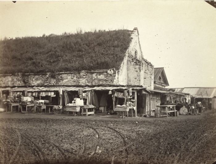 Рынок возле старого порохового склада в Иркутске. Рынок возле старого порохового склада в Иркутске.