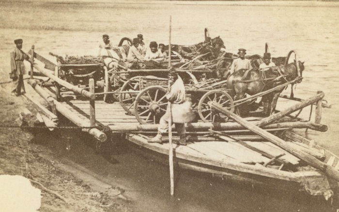 Груженный паром с людьми на русской реке. Груженный паром с людьми на русской реке.