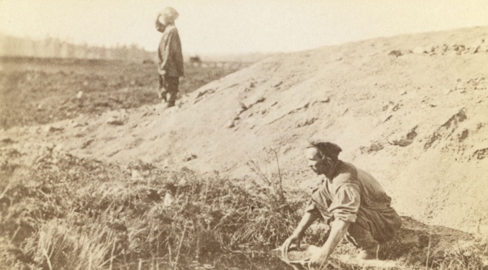 Люди тяжело работающие в поле. Люди тяжело работающие в поле.