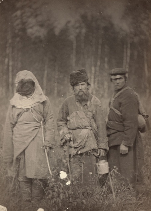 Беглые каторжники, живущие далеко в горах. Беглые каторжники, живущие далеко в горах.