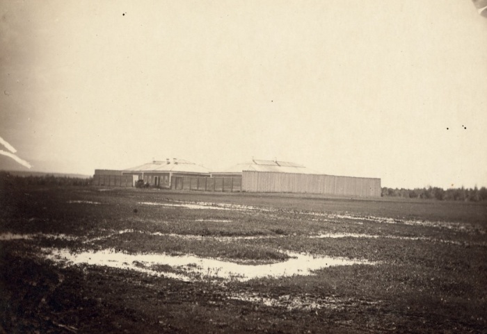 Барак для каторжников на этапе. Барак для каторжников на этапе.