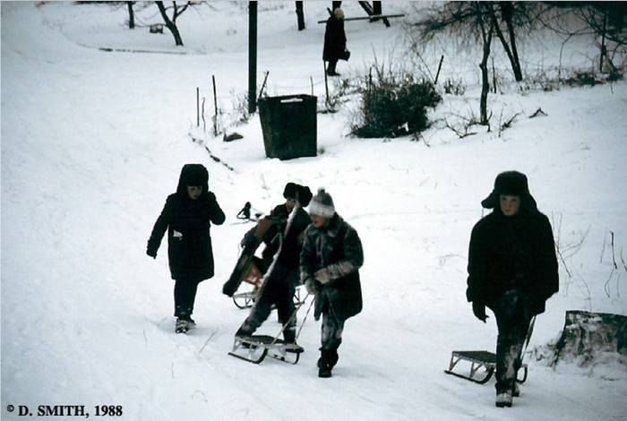  Дети, катающиеся на санках. СССР, Пятигорск, 1988 год.