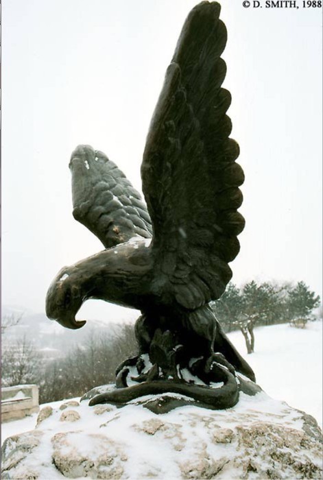 Скульптура орла со змеей в парке. СССР, Пятигорск, 1988 год.
