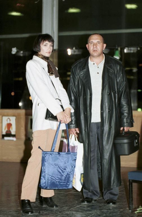 Модели представляют мужскую и женскую одежду 90 годов. Модели представляют мужскую и женскую одежду 90 годов.