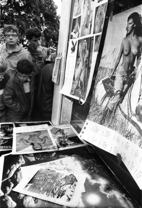 Появились первые издания эротических журналов, календарей в киосках союз-печати. Москва 1900 год. Появились первые издания эротических журналов, календарей в киосках союз-печати. Москва 1900 год.