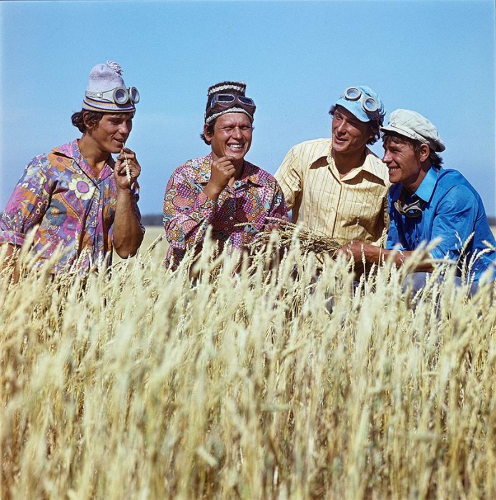 Хлеборобы проверяют качество зерна. Хлеборобы проверяют качество зерна.