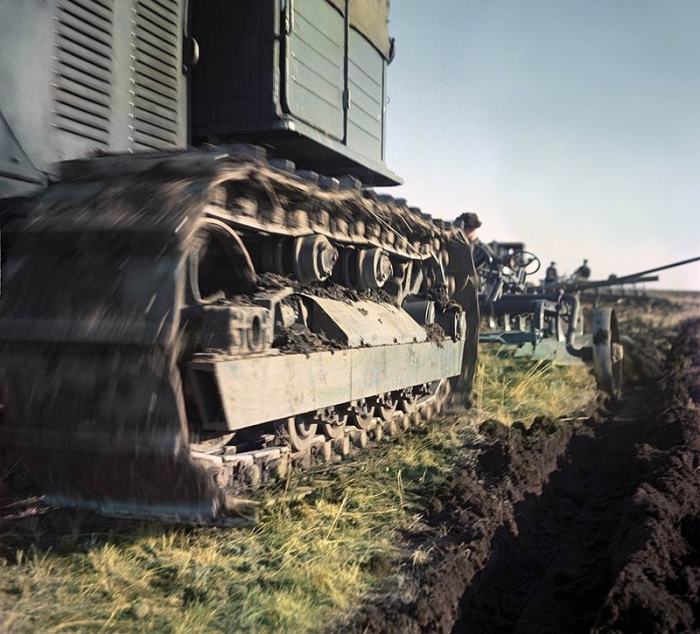 Трактор, с помощью плоскорезов, вспахивает почву. Трактор, с помощью плоскорезов, вспахивает почву.