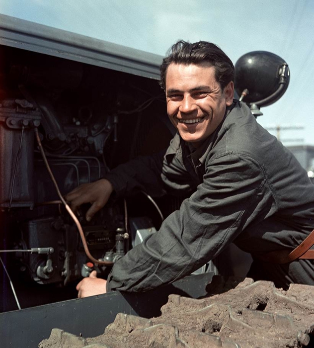 Тракторист Леонид Панов был шахтером, а теперь поднимает целину на Алтае. Тракторист Леонид Панов был шахтером, а теперь поднимает целину на Алтае.