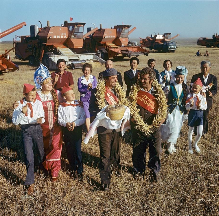 Лучшие передовики награждены знаками почета. Лучшие передовики награждены знаками почета.