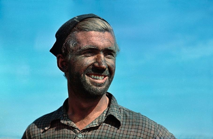 Труженик республики работает на благо страны. Труженик республики работает на благо страны.