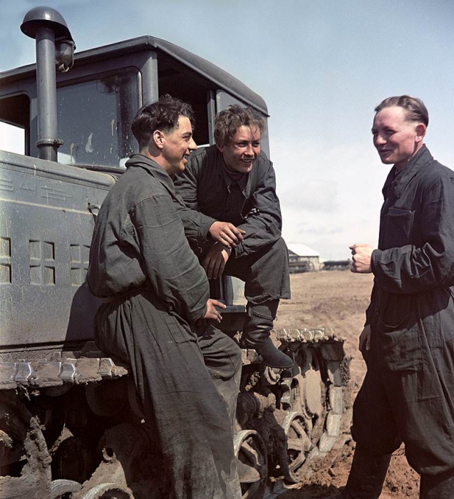 Михаил Антипов, Иван Занин и Николай Соловьев обсуждают план действий.(Слева направо) Михаил Антипов, Иван Занин и Николай Соловьев обсуждают план действий.(Слева направо)