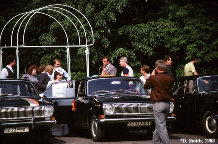 После свадебной церемонии. СССР, Москва, 1988 год. После свадебной церемонии. СССР, Москва, 1988 год.
