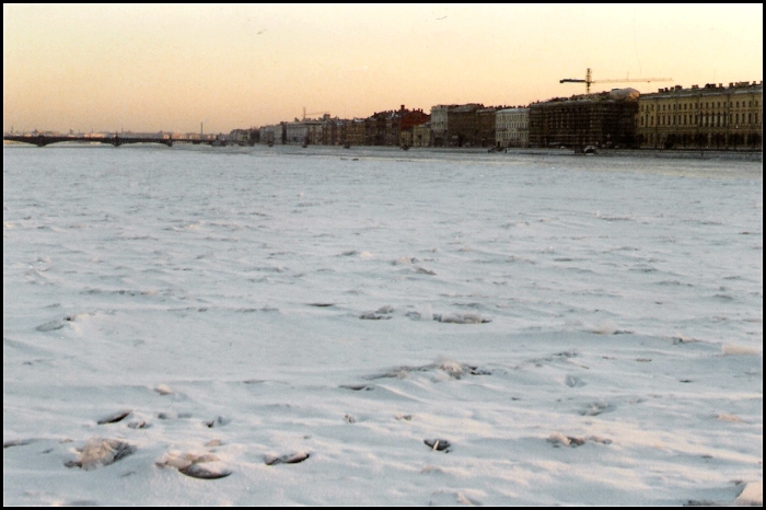 Нева под снегом и льдом. СССР, Ленинград, 1985 год. Нева под снегом и льдом. СССР, Ленинград, 1985 год.