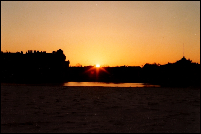 Восход солнца зимой в Ленинграде. СССР, Ленинград, 1985 год. Восход солнца зимой в Ленинграде. СССР, Ленинград, 1985 год.