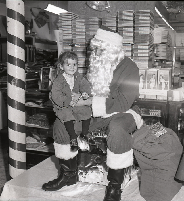 Посидеть на коленях у дедушки и получить подарок - это заветная мечта любого ребенка в канун Рождества. Посидеть на коленях у дедушки и получить подарок - это заветная мечта любого ребенка в канун Рождества.