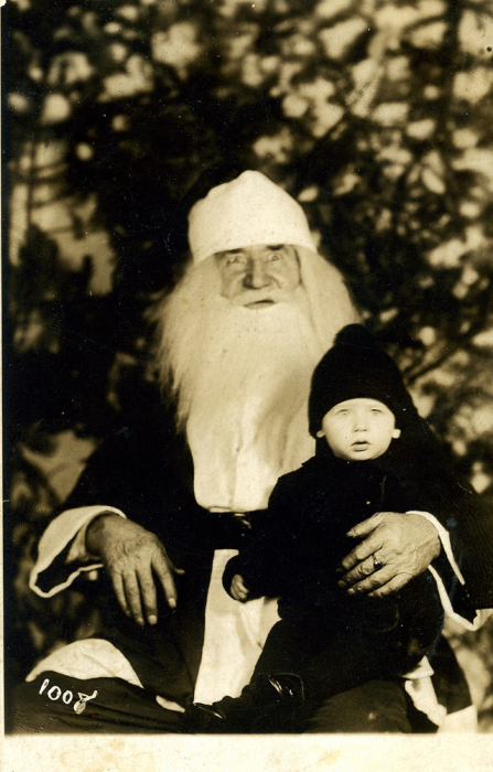 Толстый старичок с маленьким мальчиком на коленках позирует перед фотографом. Толстый старичок с маленьким мальчиком на коленках позирует перед фотографом.