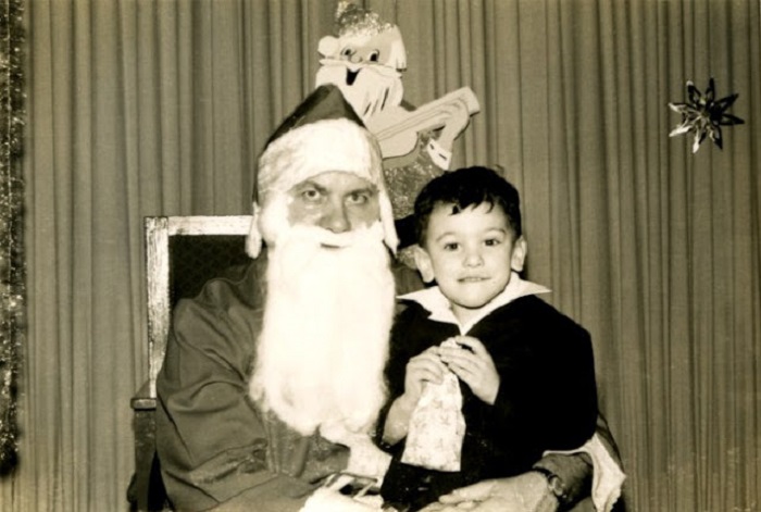 Мальчуган с хитрым лицом находится в раздумьях. Мальчуган с хитрым лицом находится в раздумьях.