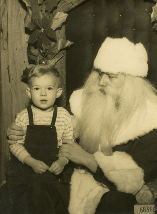 Счастливый и довольный мальчик, который не верит в чудеса, наконец то дождался веселого Санту. Счастливый и довольный мальчик, который не верит в чудеса, наконец то дождался веселого Санту.