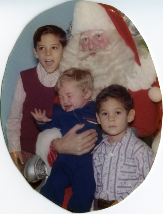 Белобородый дедушка в бело-красной одежде в окружении детей. Белобородый дедушка в бело-красной одежде в окружении детей.