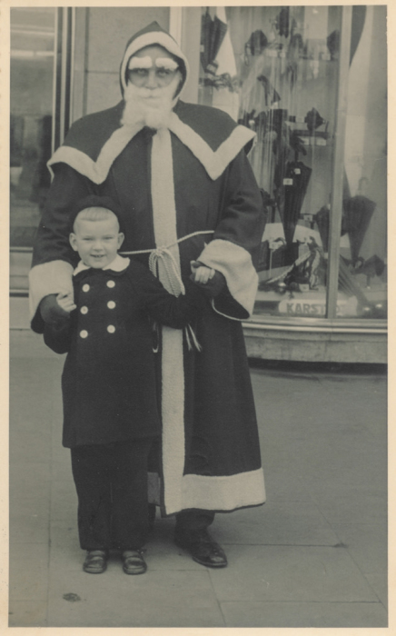 Похоже, что мальчик совсем даже и не испугался суворого взгляда дедугана. Похоже, что мальчик совсем даже и не испугался суворого взгляда дедугана.