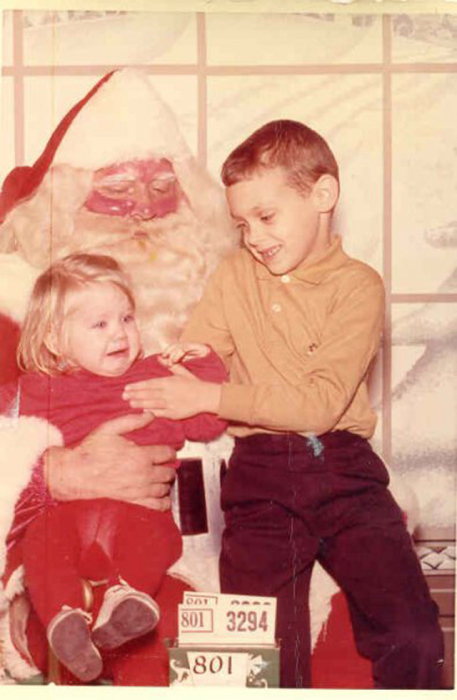 Старший брат успокаивает сестру, которая испугалась краснощекого деда. Старший брат успокаивает сестру, которая испугалась краснощекого деда.