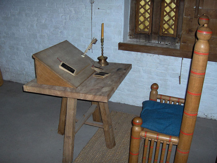 Стол для переписывания книг. Музей Раверсейде, Бельгия. | Фото: ru.wikipedia.org. Стол для переписывания книг. Музей Раверсейде, Бельгия. | Фото: ru.wikipedia.org.