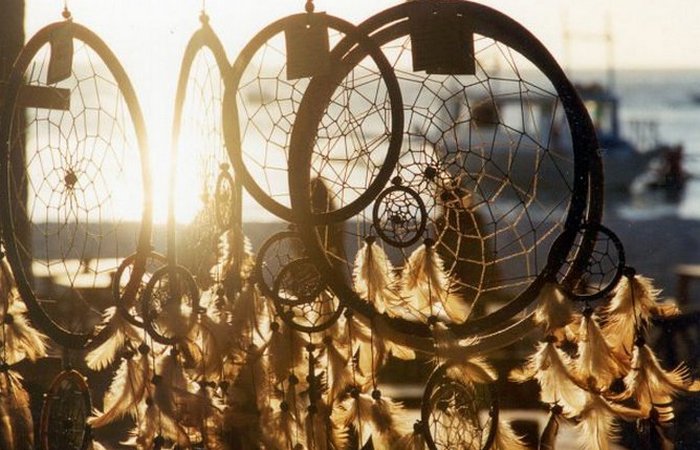 Ловцы снов обязательно содержат «священные предметы». / Фото: thevintagenews.com Ловцы снов обязательно содержат «священные предметы». / Фото: thevintagenews.com