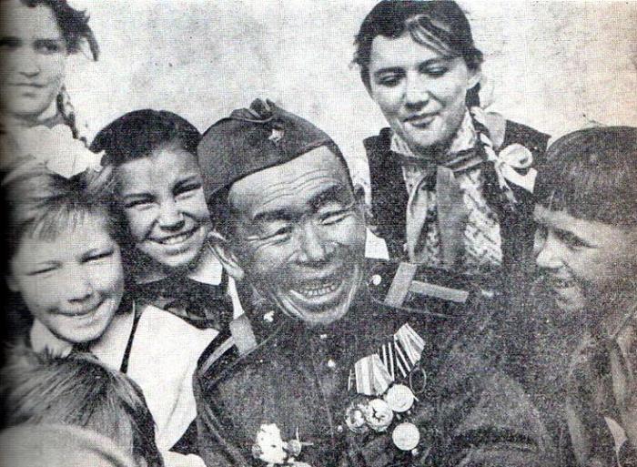 Знаменитый снайпер на встрече со школьниками | Фото: radikal.ru Знаменитый снайпер на встрече со школьниками | Фото: radikal.ru