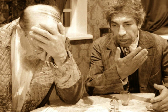 Шариков и профессор Преображенский – герои фильма «Собачье сердце». Фото: rg.ru.