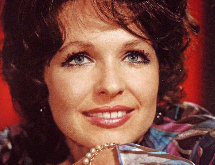 Наталья Фатеева и Андрей Миронов в фильме *Три плюс два*, 1963 | Фото: kino-nik.ru Наталья Фатеева и Андрей Миронов в фильме *Три плюс два*, 1963 | Фото: kino-nik.ru