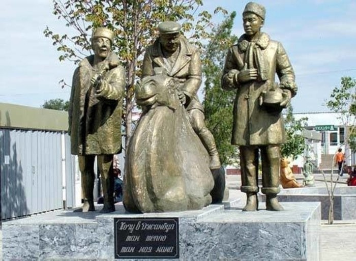 Памятник *Джентльменам удачи* в г. Тараз (Джамбул) в Казахстане | Фото: mtdata.ru
