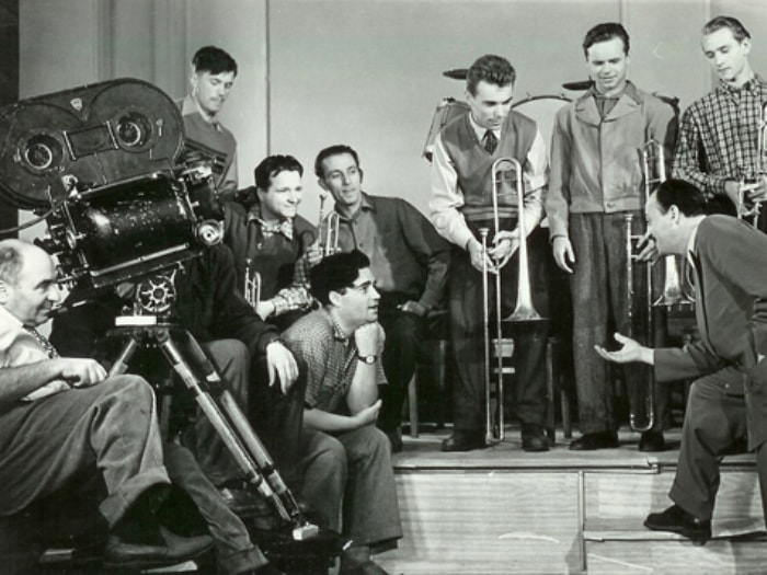 Эльдар Рязанов и оркестр Эдди Рознера на съемках фильма *Карнавальная ночь*, 1956 | Фото: kino-teatr.ru Эльдар Рязанов и оркестр Эдди Рознера на съемках фильма *Карнавальная ночь*, 1956 | Фото: kino-teatr.ru