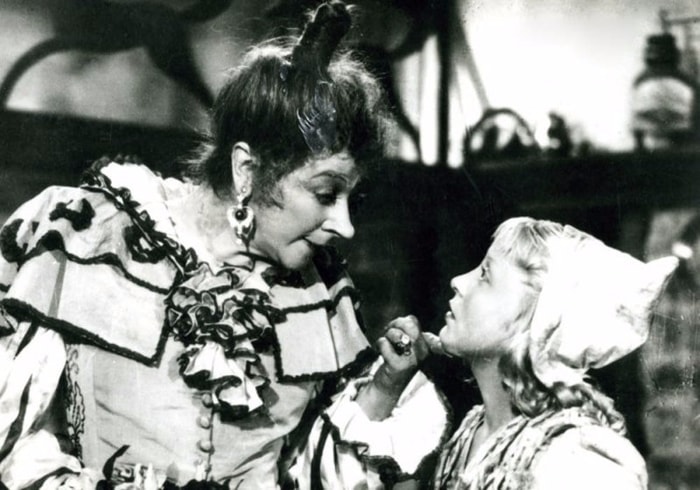 Фаина Раневская и Янина Жеймо в фильме *Золушка*, 1947 | Фото: liveinternet.ru Фаина Раневская и Янина Жеймо в фильме *Золушка*, 1947 | Фото: liveinternet.ru